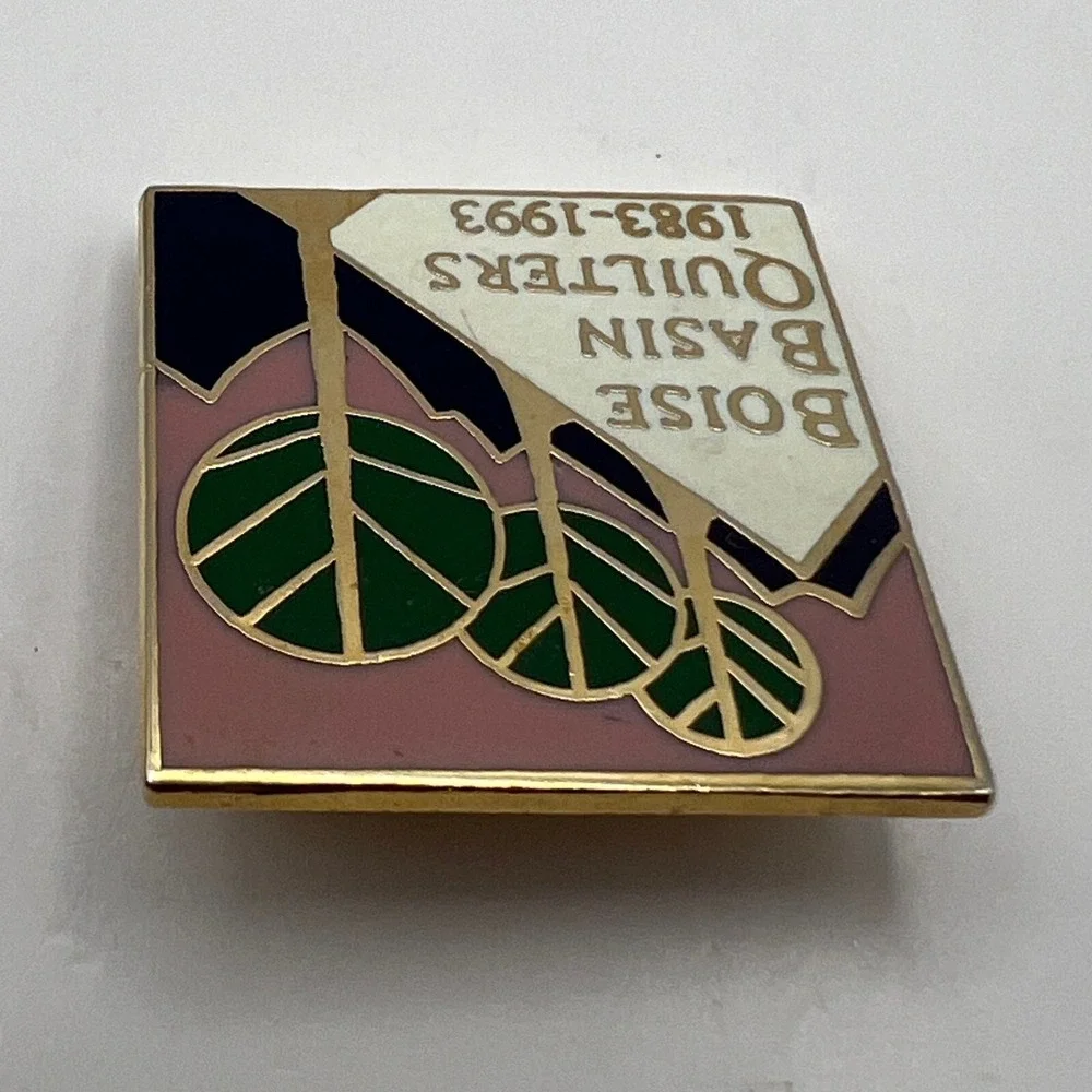 Vintage Boise Basin Quilters Pin‎ Gold Tone Purple Green Enamel 1983 1993
